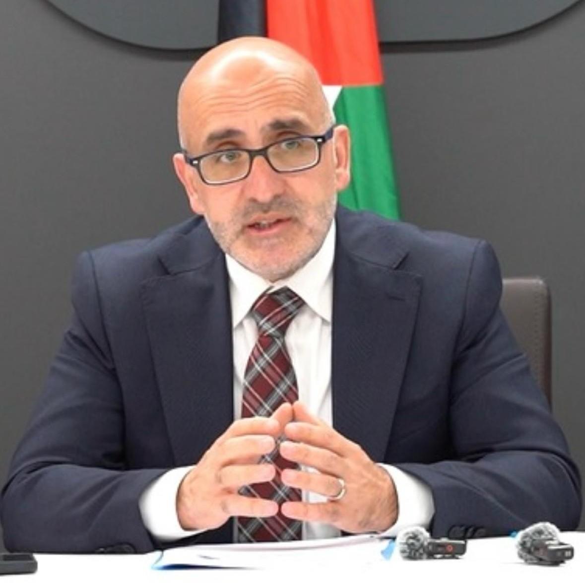 الصرف يشمل حدًا أدنى 2000 شيكل مع تطوير تطبيق “يبوس” لتسهيل دفع الفواتير وتعزيز صمود الموظفين في ظل الأزمة المالية المستمرة.