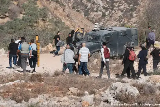 مستوطنون يهود يهدمون منشأتين زراعيتين ويهاجمون الفلسطينيين جنوب وشمال الخليل