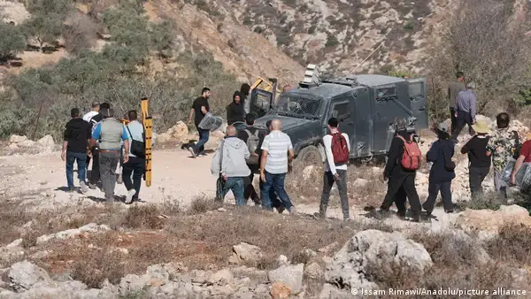 اعتداءات المستوطنين تشمل سرقة معدات ومنع المواطنين من الوصول لأراضيهم