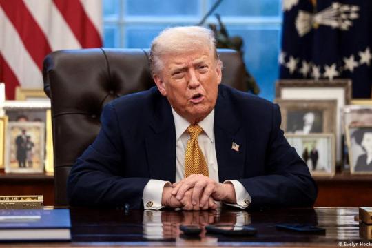 ترامب يؤكد استمرار القوات الأميركية حول إيران ويهدد باستئناف إطلاق النار في حال خرق الاتفاق