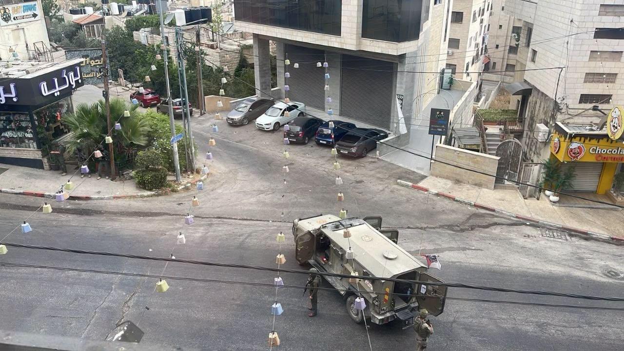 الاحتلال يعتقل مواطنين بينهم سيدة وأسرى محررون، ويقتحم بلدات ومدن في طوباس وطولكرم والخليل وجنين والقدس وسلفيت، وسط تشديد الإجراءات العسكرية.