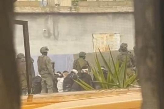 تصعيد الاحتلال الإسرائيلي في الضفة: اعتقالات واعتداءات ومداهمات شملت 40 مواطناً