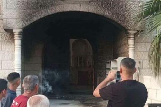 تصعيد استيطاني واسع في الضفة الغربية.. إحراق مسجدين ومنزل وإقامة بؤرة استيطانية جديدة