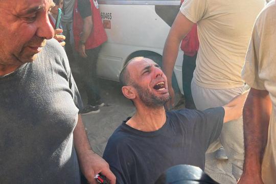 الصليب الأحمر يسهّل نقل 60 معتقلاً مفرجًا عنهم إلى غزة ويطالب بالسماح بزيارة المحتجزين الفلسطينيين