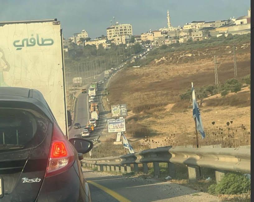 اعتقال مواطنين في الخليل وبيت لحم وإغلاق طرق رئيسية وفرعية ضمن تشديد الإجراءات العسكرية في عدة محافظات