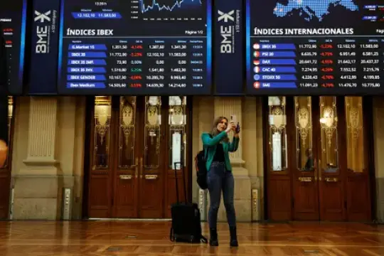 الأسهم الأوروبية ترتفع للجلسة الثالثة بدعم من تراجع عوائد السندات