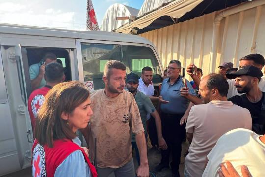 الصليب الأحمر يسهّل نقل 35 أسيرًا فلسطينيًا مفرجًا عنهم إلى مستشفى ناصر في خان يونس