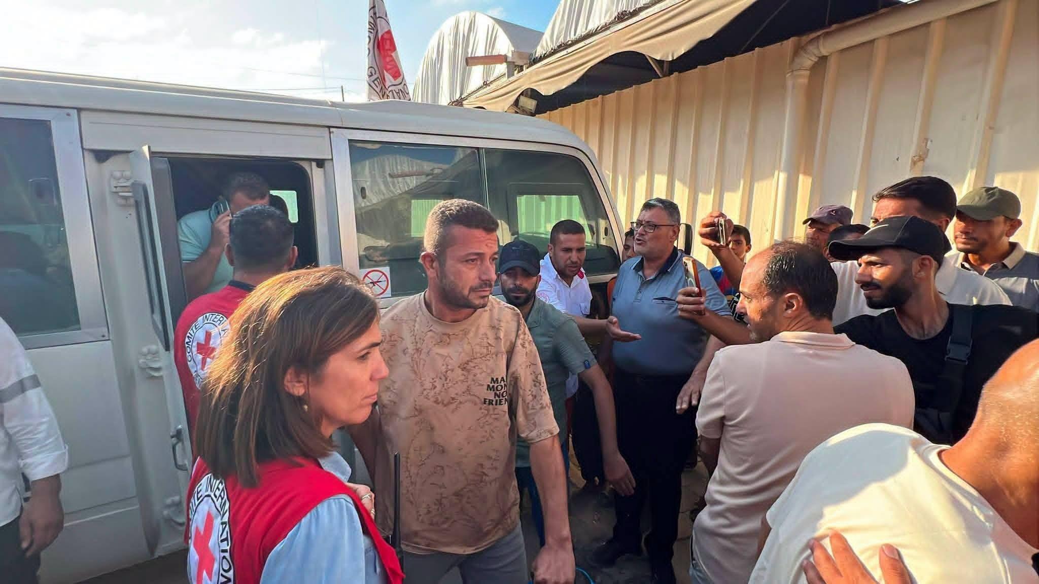 المفرج عنهم نُقلوا من معبر كرم أبو سالم، والصليب الأحمر يؤكد عدم تمكنه من زيارة المعتقلين في مراكز الاحتجاز الإسرائيلية منذ أكتوبر 2023