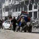 استشهاد 11 مواطناً في استهداف إسرائيلي لمركبة نازحين بحي الزيتون في غزة