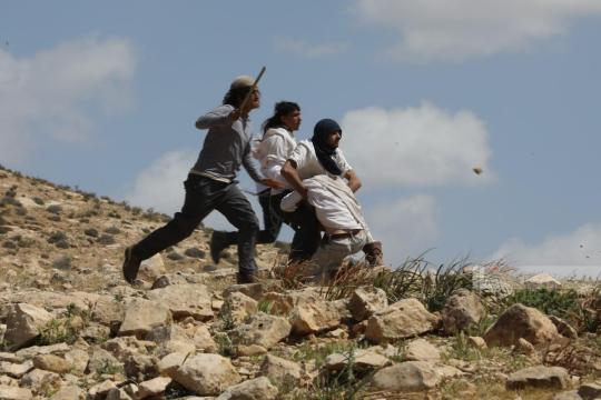 إصابة 6 فلسطينيين في هجوم للمستوطنين على مساكن المواطنين بمسافر يطا جنوب الخليل