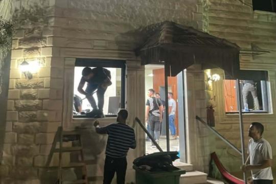 الاحتلال يهدم منزلاً ومشغلاً تجارياً في جبع شمال القدس ويخطر منشآت صناعية بالهدم
