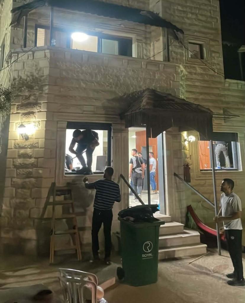 المنزل المهدوم يضم أسرتين مكونتين من 13 فرداً وصاحبه كان قد دفع غرامة مالية قبل تسلمه إخطار الهدم