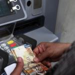 وزارة المالية تعلن صرف 60% من رواتب الموظفين الاثنين المقبل