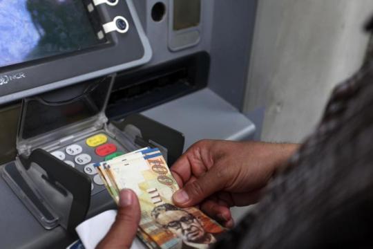 وزارة المالية تعلن صرف 60% من رواتب الموظفين الاثنين المقبل