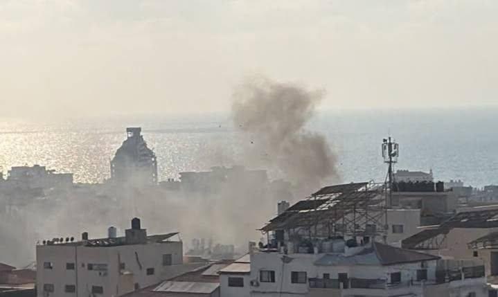 قصف مركبة في حي النصر واستهداف مواطنين في حي الرمال ومدرسة تؤوي نازحين في دير البلح.. وارتفاع حصيلة العدوان إلى 73,651 شهيدًا