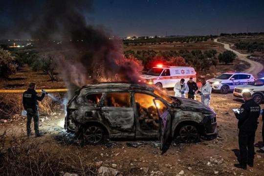 مقتل 3 رجال داخل سيارة محترقة قرب جت وإصابة شابة بجراح خطيرة في النقب