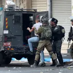 الاحتلال يعتقل 25 فلسطينياً بينهم 5 سيدات و15 عاملاً من غزة خلال حملة مداهمات واسعة بالضفة