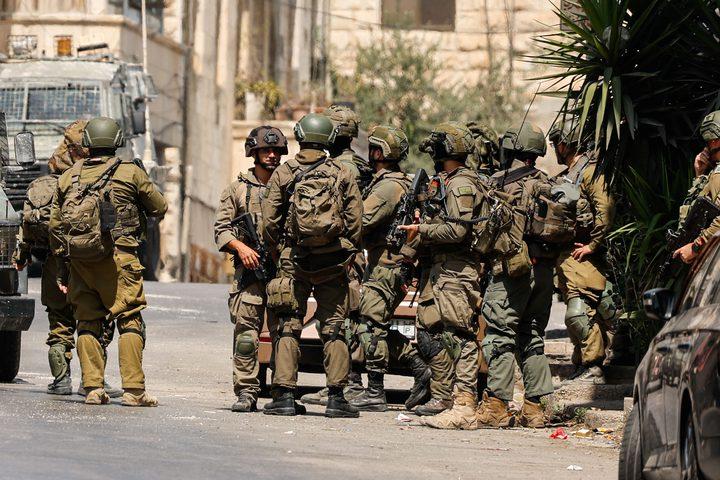 قوات الاحتلال تحوّل منازل إلى ثكنات عسكرية وتستولي على أموال ومركبات