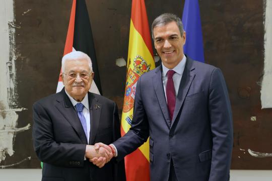 عباس يلتقي رئيس الوزراء الإسباني ويشيد بدعم إسبانيا لفلسطين