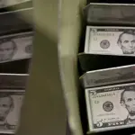 الدولار يواصل مكاسبه رغم تسعير الأسواق لثلاثة تخفيضات للفائدة الأميركية