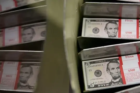 الدولار يواصل مكاسبه رغم تسعير الأسواق لثلاثة تخفيضات للفائدة الأميركية