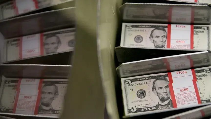 استراتيجيون يرون مبالغة في رهانات خفض الفائدة وصناديق التحوط تقلّص مراكز البيع