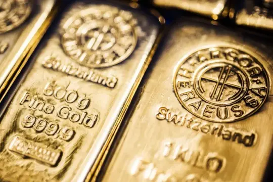 الذهب يرتفع لتعويض خسائره لكنه يتجه لأول تراجع أسبوعي منذ أكثر من شهر