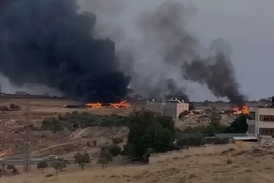 مستوطنون يحرقون أراضٍ في سهل قرية المغير واقتحامات إسرائيلية تتزامن مع الهجوم