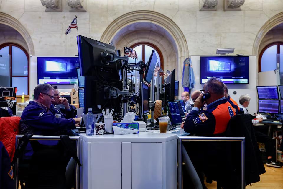 بينما تتراجع أسهم التكنولوجيا وسط مخاوف بشأن عوائد استثمارات الذكاء الاصطناعي
