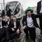 حريديم يغلقون طريقًا حيويًا قرب تل أبيب احتجاجًا على اعتقال فارّ من التجنيد