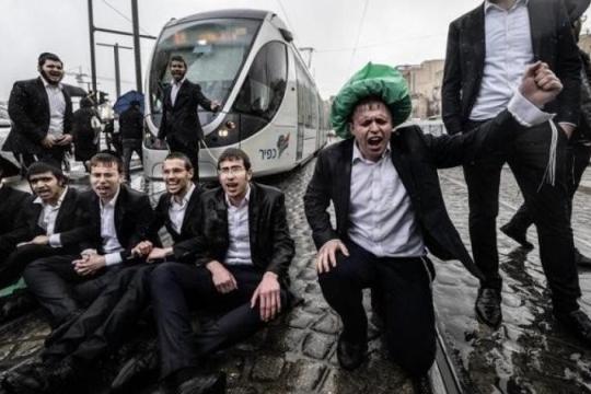 حريديم يغلقون طريقًا حيويًا قرب تل أبيب احتجاجًا على اعتقال فارّ من التجنيد