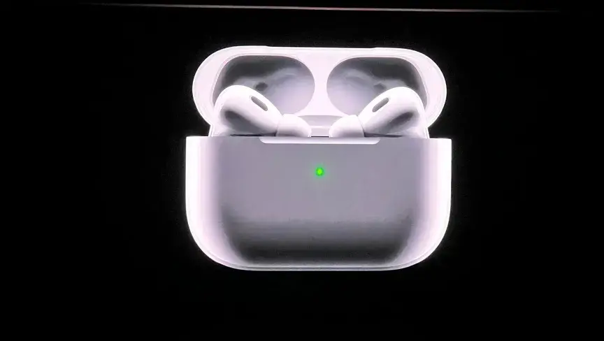 مستخدمون يصفون الصوت بأنه "أشبه بالموج أو المطر".. وأبل تبدأ باستبدال الأجهزة المتضررة