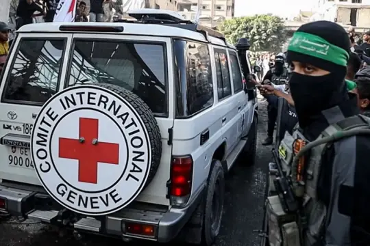 الصليب الأحمر يتسلم الدفعة الثانية من المحتجزين الإسرائيليين في خان يونس