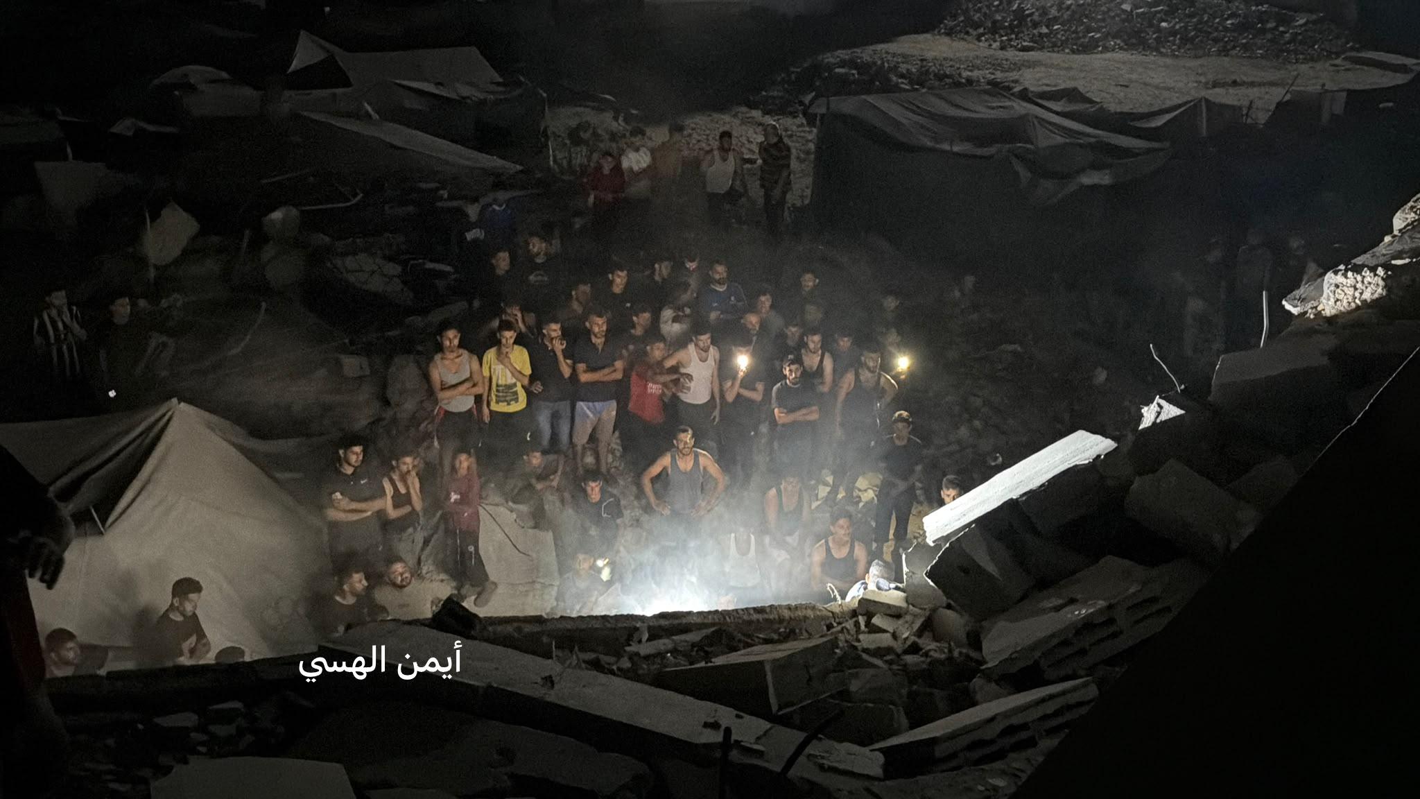فوق سكانها من النازحين والخيام المجاورة