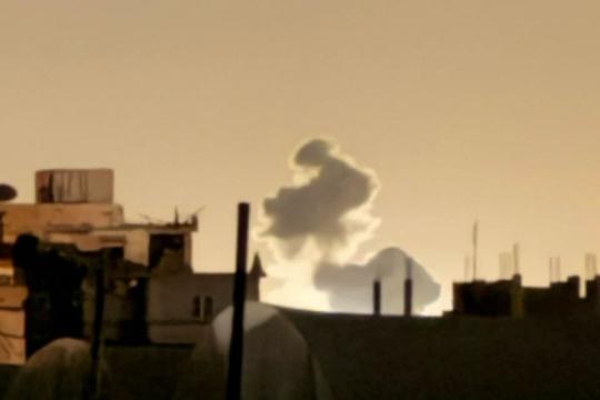مروحيات الاحتلال تطلق النار على مخيم جباليا وقصف مدفعي يستهدف شمال غزة