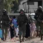 هآرتس: جنود إسرائيليون سرقوا أموالاً وبطاقات ائتمان من فلسطيني قرب رام الله