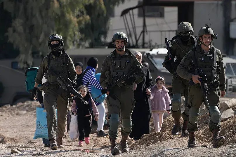 تقارير تتحدث عن حوادث سرقة متكررة على الحواجز واتهامات لجيش الاحتلال بعدم فرض عقوبات على المتورطين