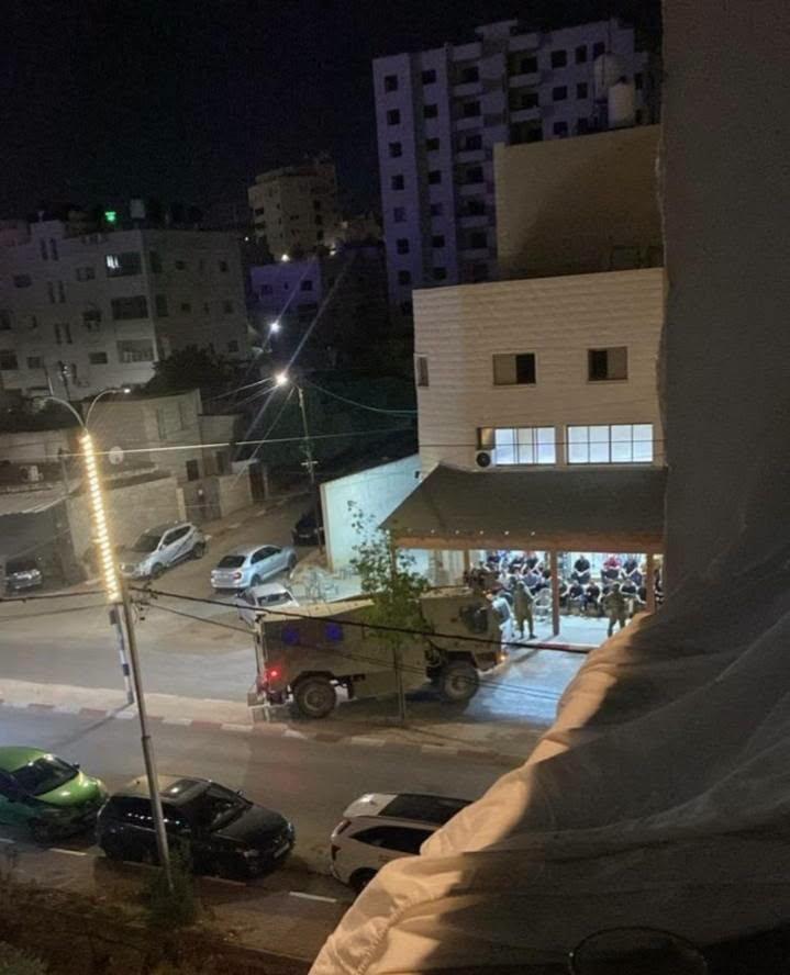 قوات الاحتلال تحتجز شبانًا داخل مقهى في طولكرم وتداهم منازل في بديا وتنتشر بأحياء في رام الله