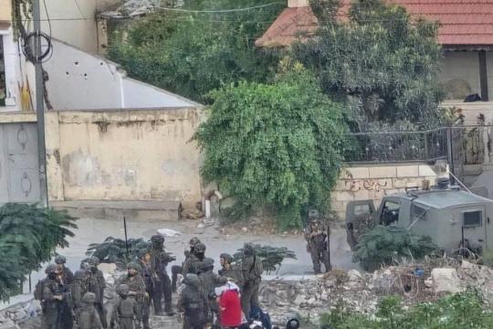 قوات الاحتلال تحتجز عشرات المواطنين خلال اقتحام برقة شمال غرب نابلس