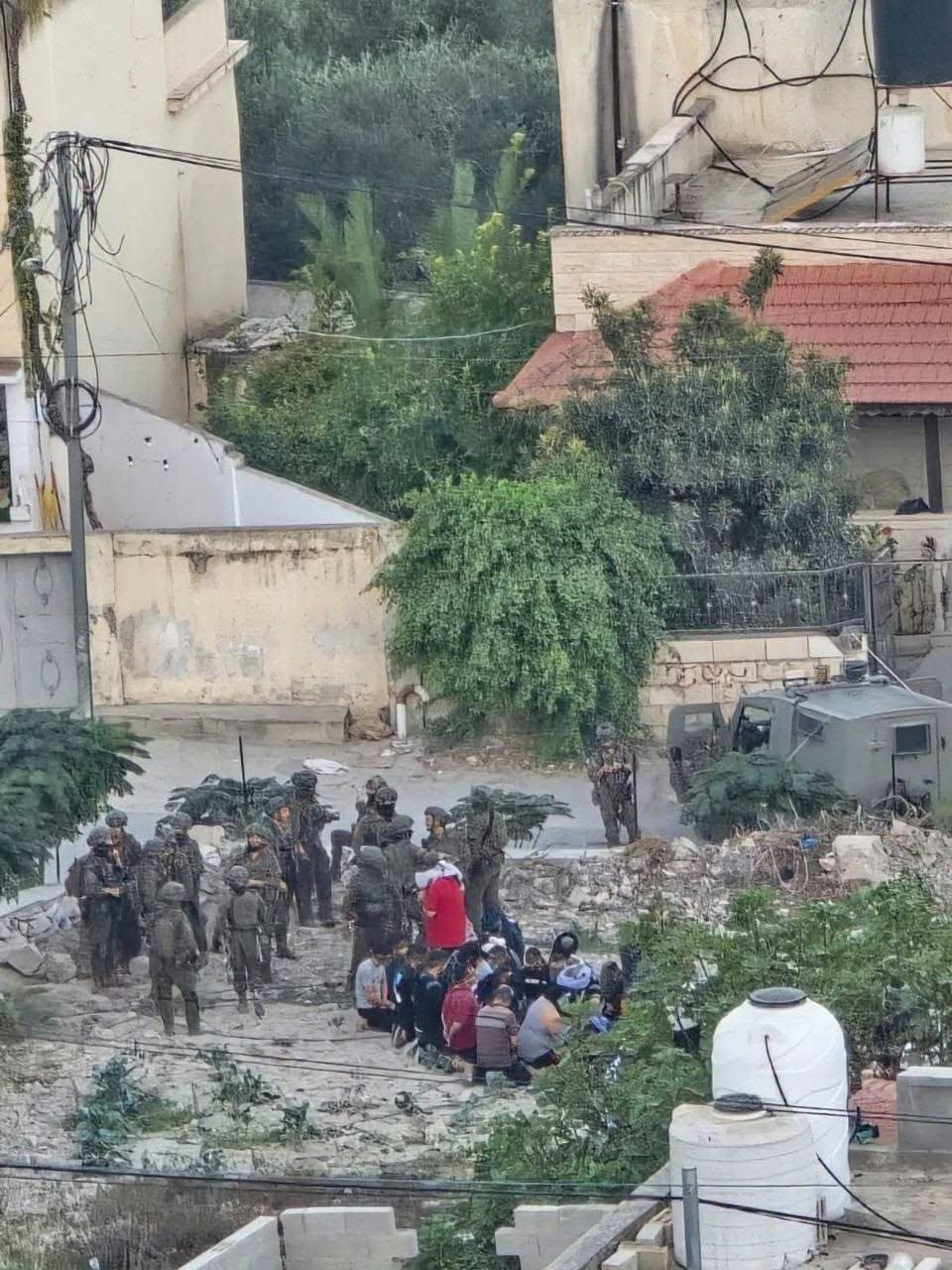 مداهمات لعشرات المنازل واحتجاز شبان داخل البلدة واستمرار احتجاز مصلين في أحد المساجد