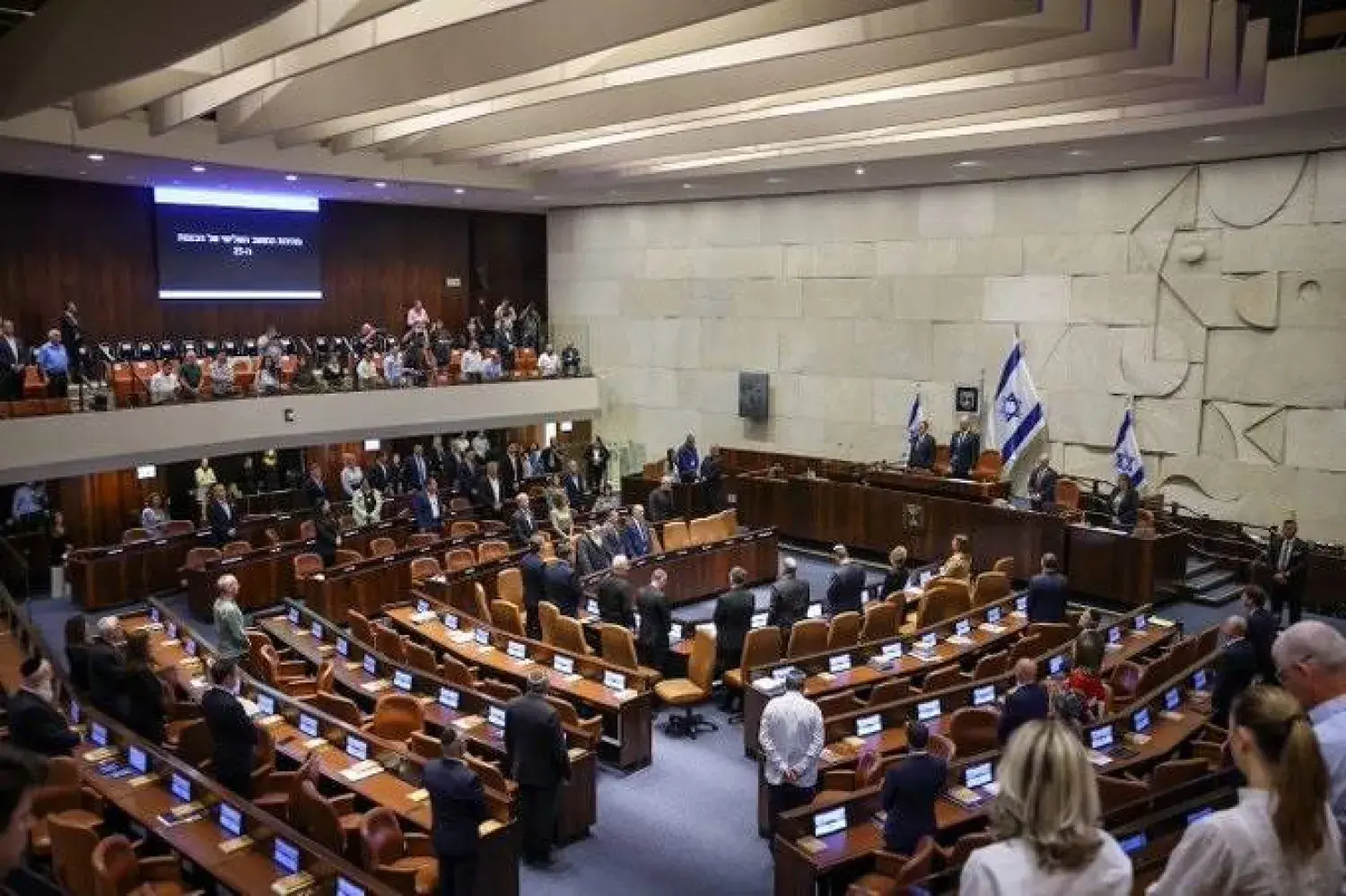 مشروعان من الليكود يتيحان للحكومة تعيين مفوض خدمات الجمهور دون مناقصة ويقيدان استقلالية الاستشارة القضائية في الوزارات