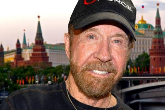 رحيل أسطورة الفنون القتالية تشاك نوريس عن 86 عاماً