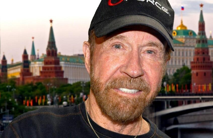 الممثل الأميركي الشهير بفضل دوره في "ووكر، تكساس رينجر" وفنون القتال يترك إرثاً سينمائياً خالداً