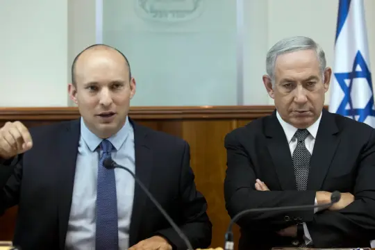 بينيت يشن هجومًا حادًا على نتنياهو ويصفه بـ"الضعيف والمنقاد" بعد وثيقة 7 أكتوبر