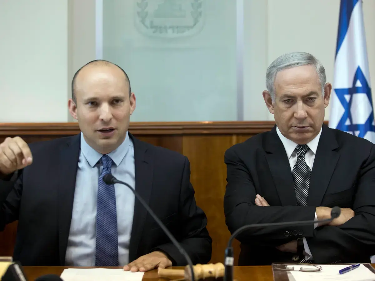 رئيس الوزراء السابق ينتقد محاولات نتنياهو تبرير الإخفاقات الأمنية والاستخبارية والهجوم على غزة