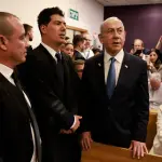 خلف أبواب مغلقة: مفاوضات حول صفقة قانونية محتملة لإنقاذ نتنياهو