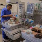 أطفال غَزّة الخُدّج: حياة معلَّقة بين الحاضنة والحصار