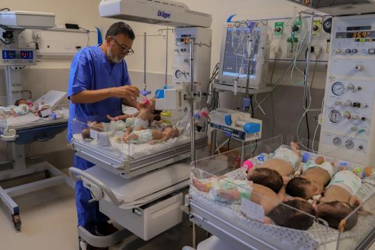 أطفال غَزّة الخُدّج: حياة معلَّقة بين الحاضنة والحصار