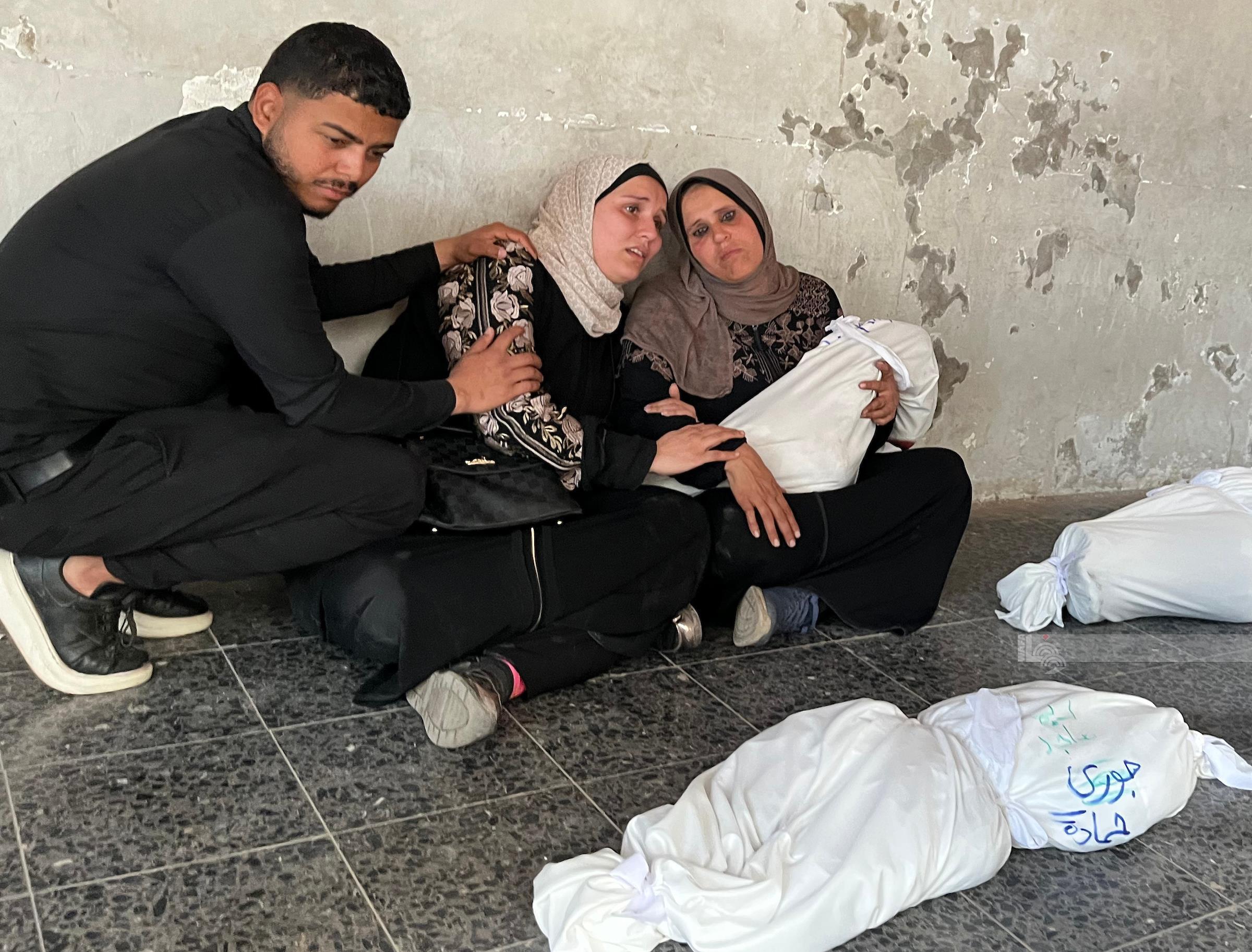 الطفلة تالا أبو مطر استشهدت غرب مخيم النصيرات، فيما توفي محمود مصلح متأثرًا بإصابته شرق مخيم البريج.