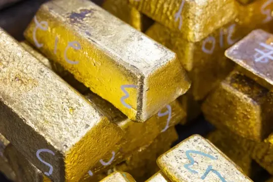 الذهب يستقر قرب 4340 دولاراً بعد أكبر تراجع في شهر
